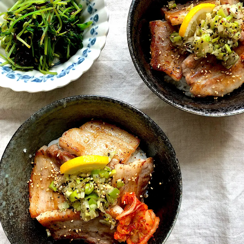 Snapdishの料理写真:ネギ塩レモンだれの豚バラ丼|あここさん