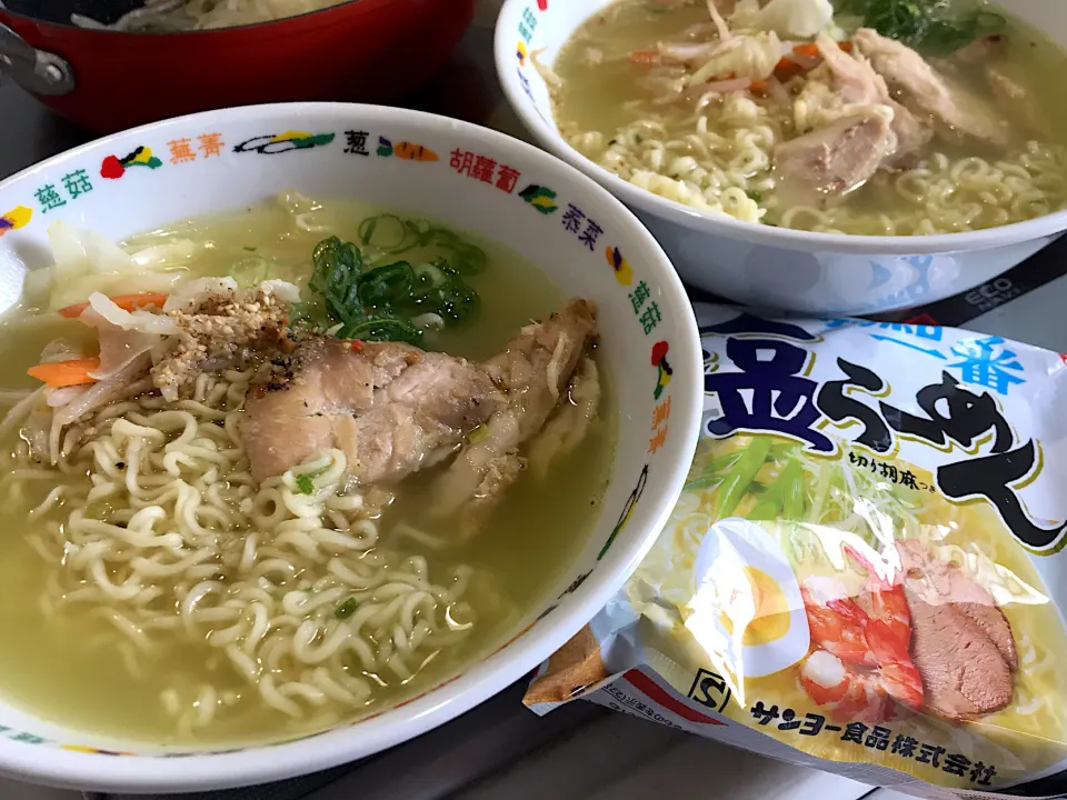 Snapdishの料理写真:#サッポロ一番塩ラーメン#昨日のスパイシーチキンを焼豚代わりに|やすあけさん