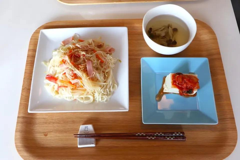 今日の昼食 塩麹そうめんチャンプルー、キムチのせ冷奴、きのこの白だしスープ|pinknari🐰🌈さん