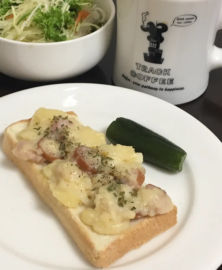 朝ごはん☀️☀️🔆断酒150日目                        ポテサラトースト  サラダ   きゅうり  カフェオレ|ぽんたさん