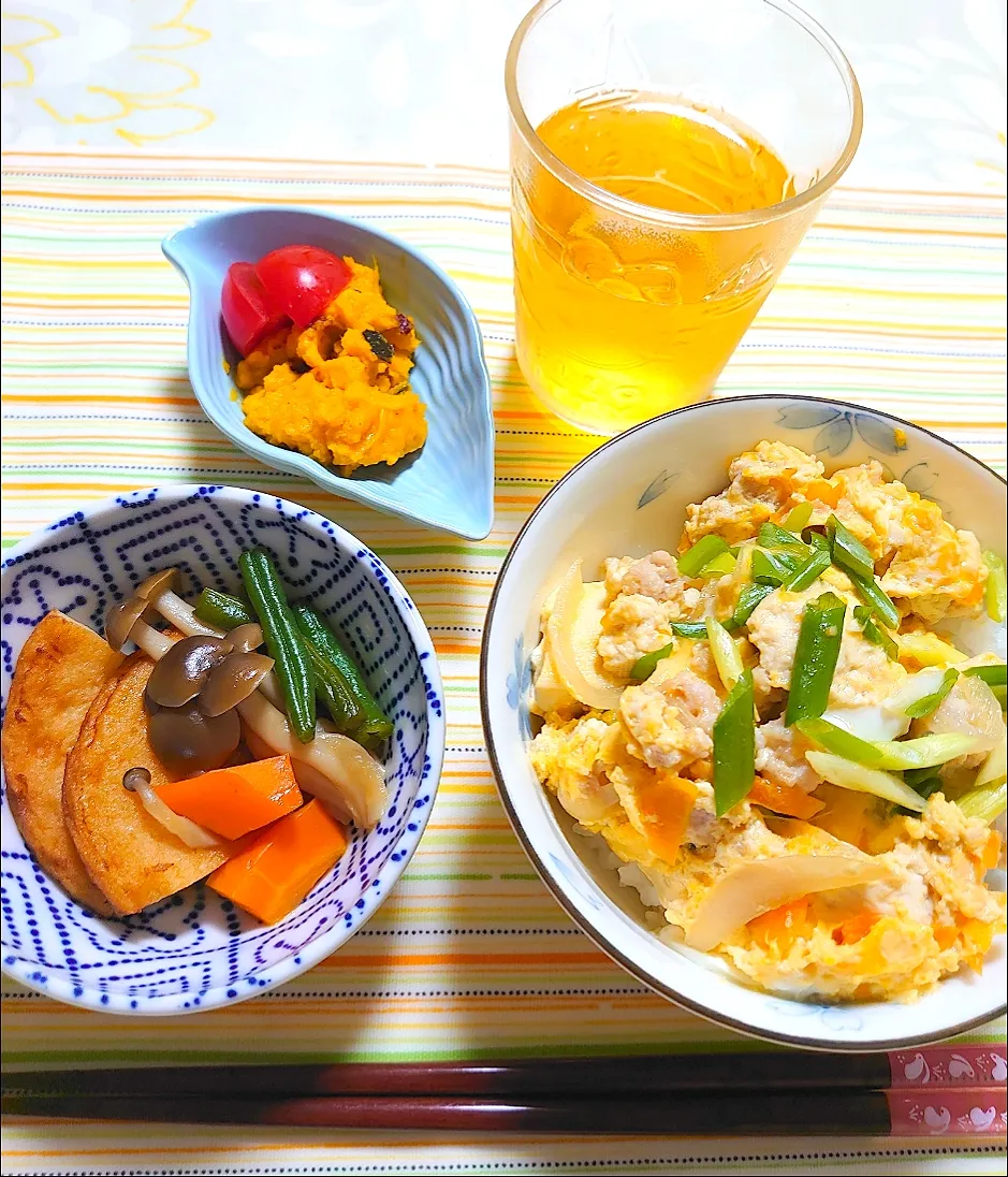 今夜は独りご飯
ふわふわ丼とさつま揚げの煮物
お豆腐と鶏挽き肉で作りました😃✌️|🍒ふみりん🍒さん