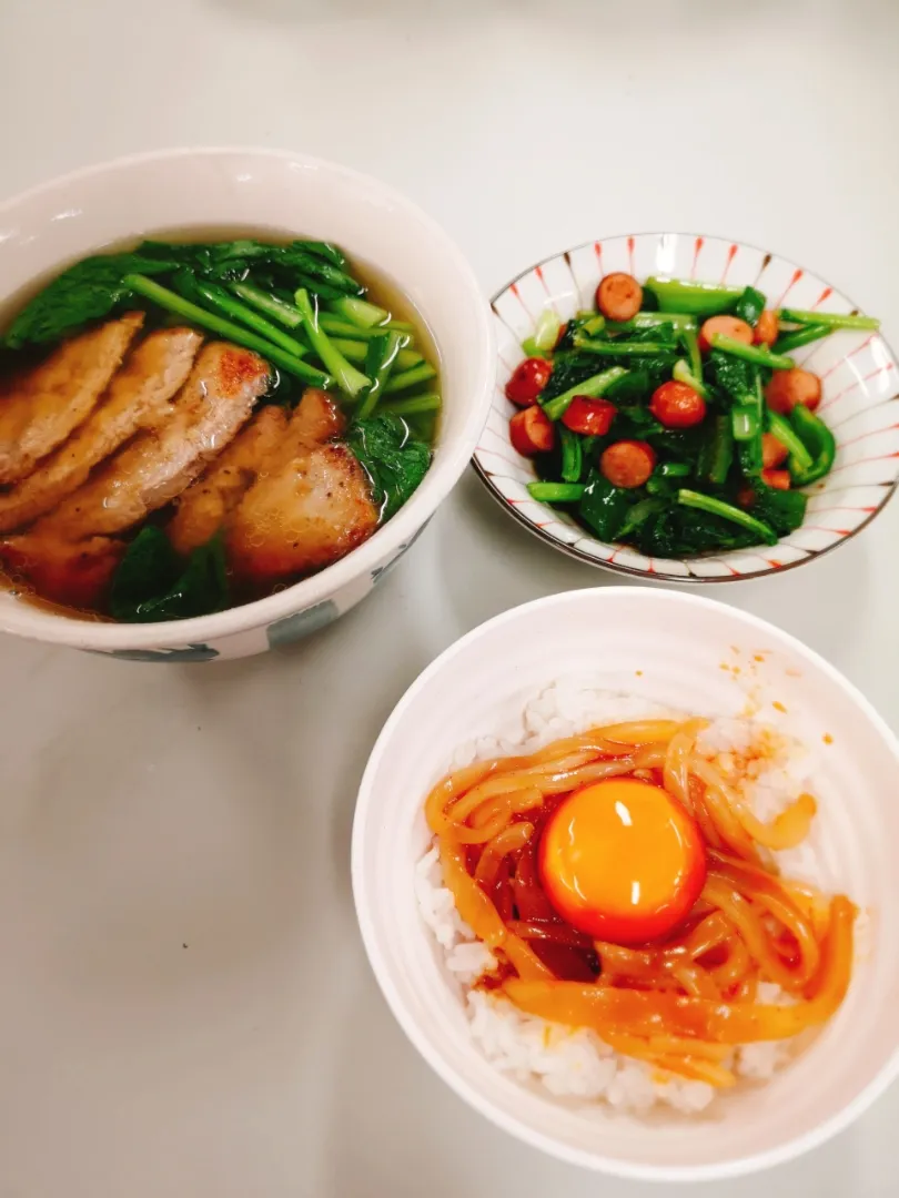 Snapdishの料理写真:排骨麺セット
烏賊ユッケ丼、小松菜炒め|てっちゃんさん