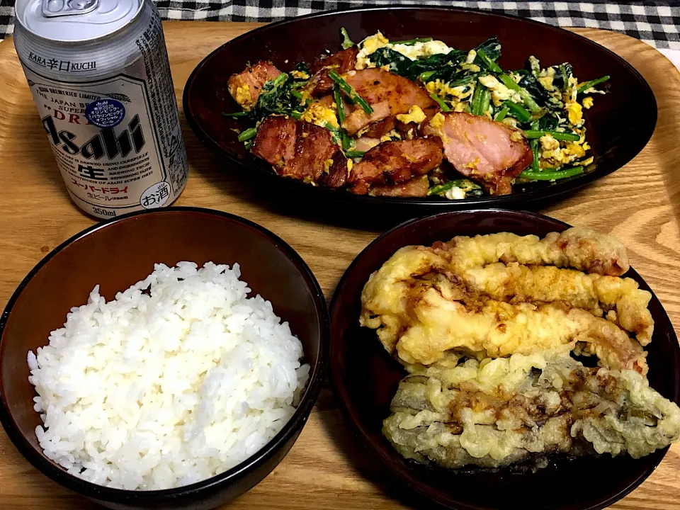 Snapdishの料理写真:今日の夕食 ☆ベーコンほうれん草卵炒め ☆イカゲソ天＆ナス天 ☆ビール🍺|まぁたんさん