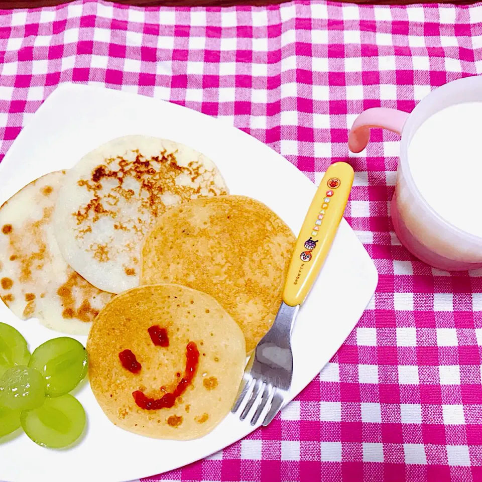 大好きな娘に作った米粉のパンケーキです🥞 プレーンと、人参ペーストを入りの2種類で、もちもちした食感で美味しかったようで作り甲斐がありました😊 #米粉パンケーキ|めぐぐさん