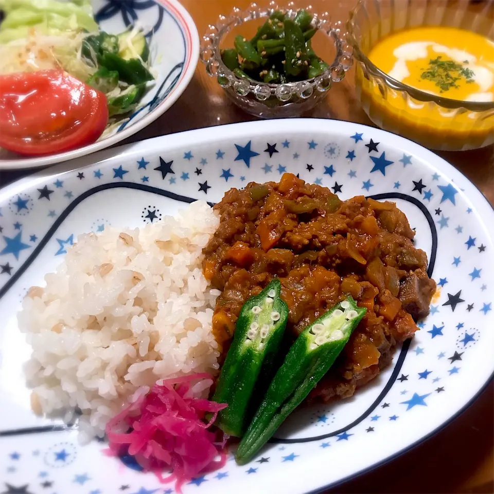 Snapdishの料理写真:野菜たっぷりドライカレー🍛🥄#ある日の晩ごはん|ばろんさん