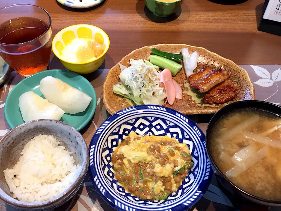 朝ごはん
はんぺん付け焼、茹でキャベツ、シラス、ハム、きゅうり、柚子大根、白米、納豆オムレツ、豚汁、幸水梨、桃ジャム添えヨーグルト、ルイボスティー|かよちゃんさん