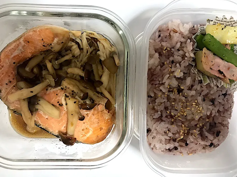 Snapdishの料理写真:お弁当 鮭のバター醤油ホイル焼きとアスパラベーコン|あやさん