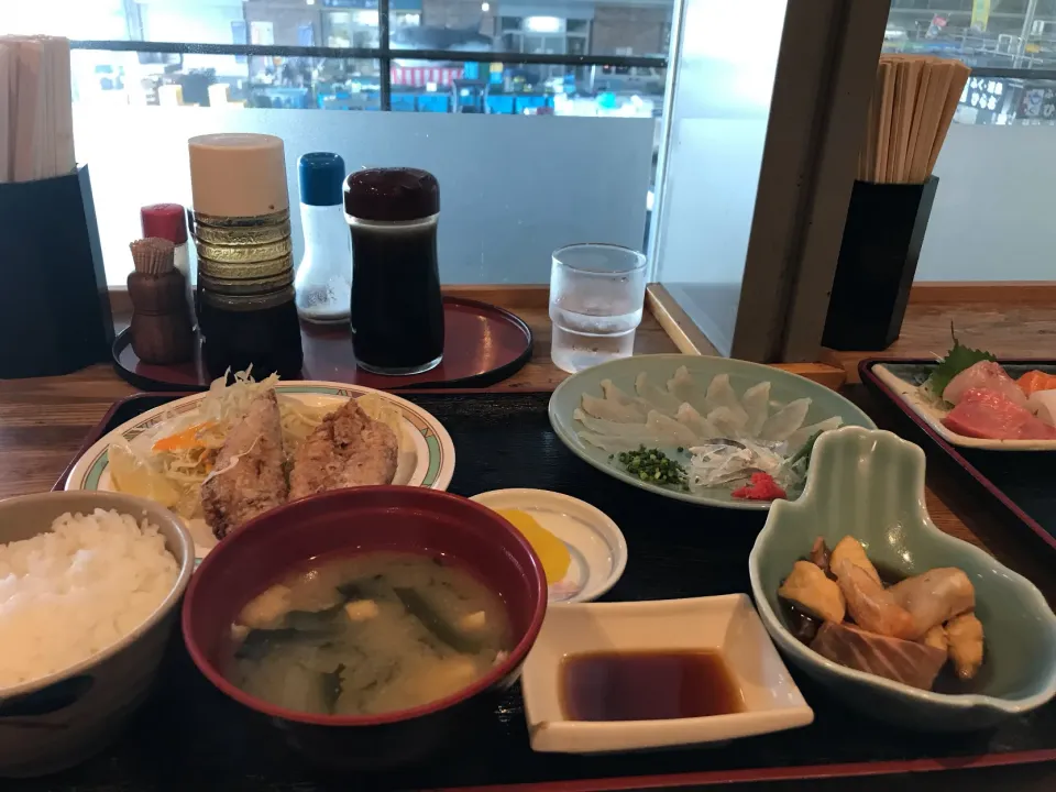 Snapdishの料理写真:9月9日朝ごはん。山口満喫旅。急遽のもう一泊。唐戸市場でふく唐揚げとテッサの定食🐡|あやさん