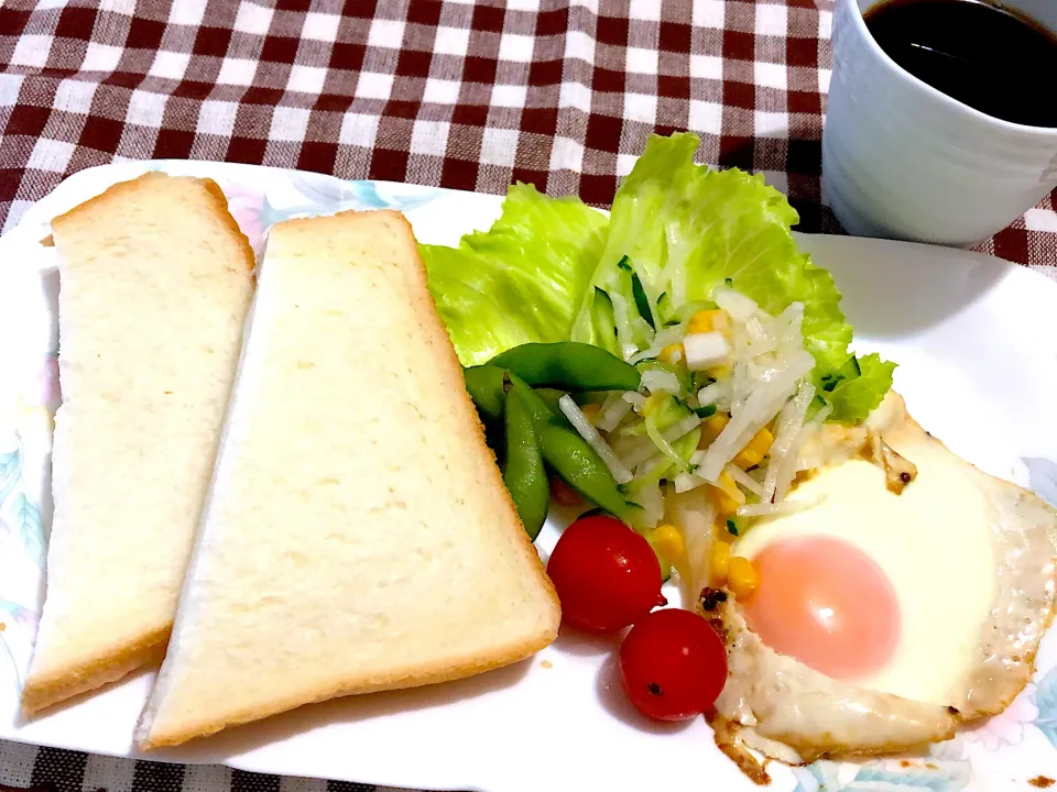 Snapdishの料理写真:9／9(月)朝食 ＃朝ごはん •食パン/サラダ/目玉焼き  •コーヒー|おさんどんさん