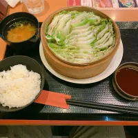 Snapdishの料理写真:豚と白菜のミルフィーユ蒸し定食|あつぅさん