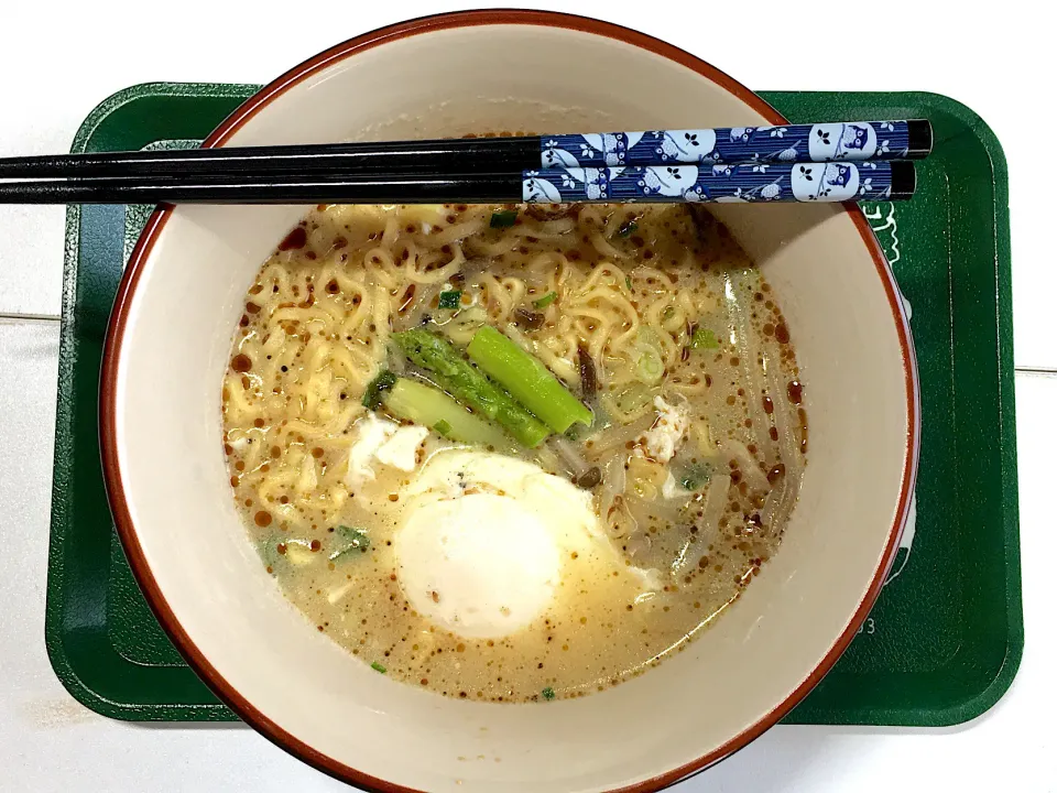 Snapdishの料理写真:カップ麺の豚骨ラーメンに具材マシマシで|すくらんぶるえっぐさん