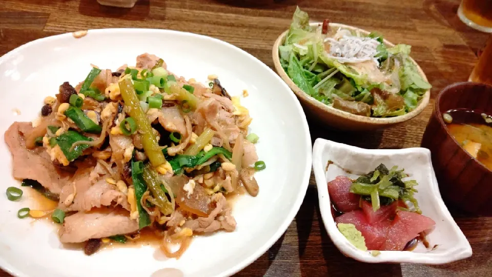 賄い飯🍚豚肉とキノコの玉子炒め、マグロ葉わさび漬け和え……等|Gauche Suzukiさん