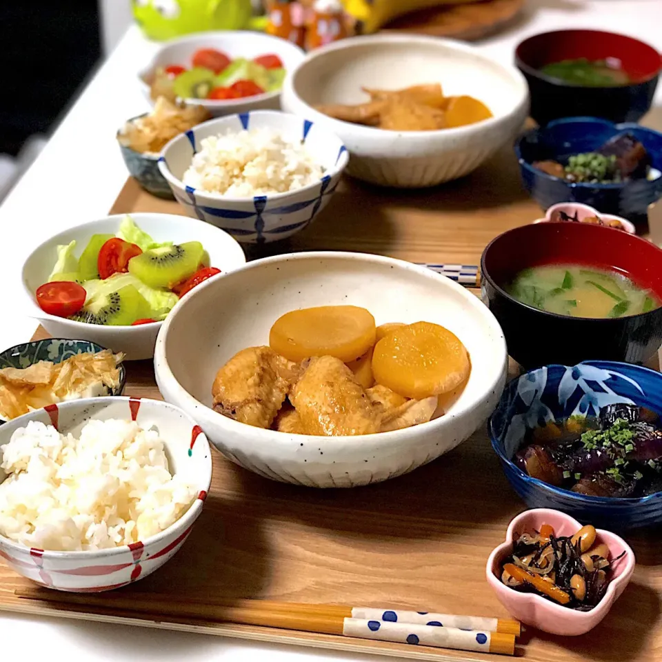 手羽さきと大根のサッパリ煮
茄子の煮浸し
ひじきの煮物
長いもと鰹節醤油和え
ニラのお味噌汁
キウイサラダ
玄米+白米|しーちゃんさん