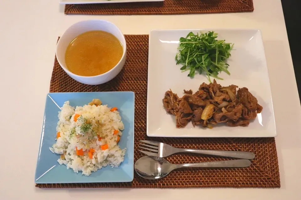 今日の夕食 牛肉のケチャップ炒め、豆苗サラダ、人参と生姜のピラフ、大根のコンソメスープ|pinknari🐰🌈さん