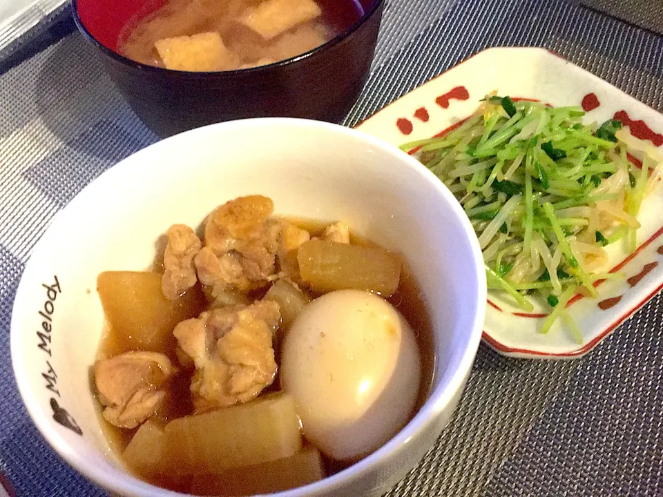 Snapdishの料理写真:鶏肉と大根の煮物・豆苗ともやしのナムル|料理初心者さゆみさん