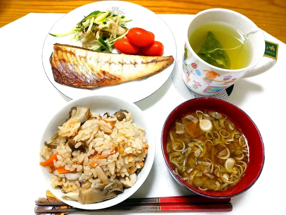 Snapdishの料理写真:9/9の夕食
キノコの炊き込みご飯、塩鯖干物
もずくの味噌汁、茗荷の和え物|卯月さん