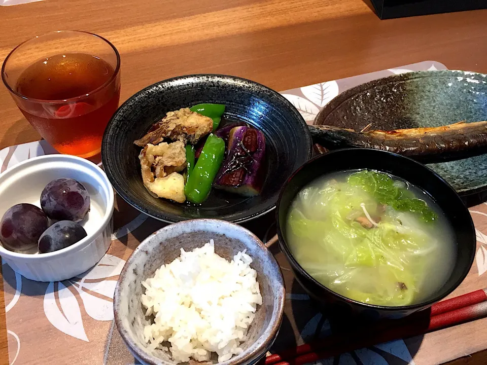 晩御飯
秋刀魚の開き、ナスとピーマンと舞茸天ぷらの天つゆ浸し、白菜とエノキとあさりの鍋、白米、巨峰、ルイボスティー|かよちゃんさん