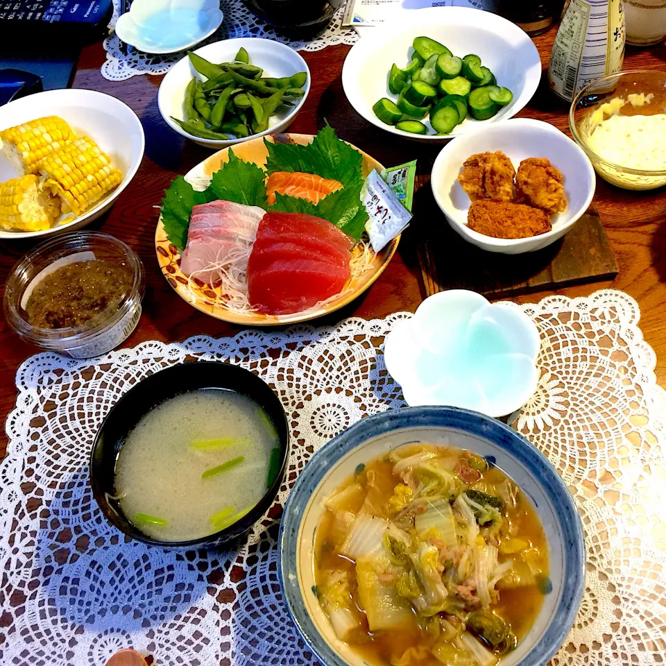 刺身盛合せ、白菜と豚バラのスープ煮、コーン、          カキフライ、唐揚げ、胡瓜浅漬け、枝豆|yakinasuさん