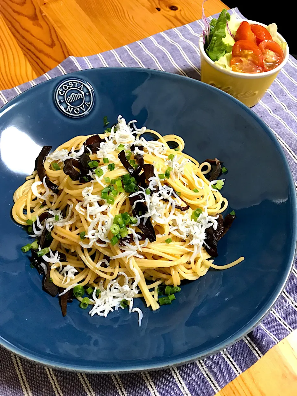 しらすとキクラゲの和風パスタ、サラダ【sayaさんの料理 ひじきとシラスの和風パスタ】|sayaさん