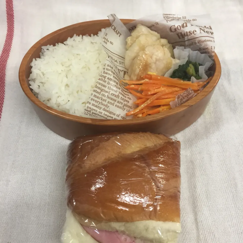 Snapdishの料理写真:男子高校生弁当No.692・今日も感謝弁当
・
やみつきチキン(胸肉)
人参しりしりー🥕
小松菜お浸し🥬
・
ハムチーズサンド
・
今日は、軽食は軽めで。
チキンは、弁当用にご飯が進むように🍚味を濃くしたらしょっぱ過ぎた。ゴメンね、、、
・
次男、治って登校したので、私も仕事行ってきます！|mickyさん