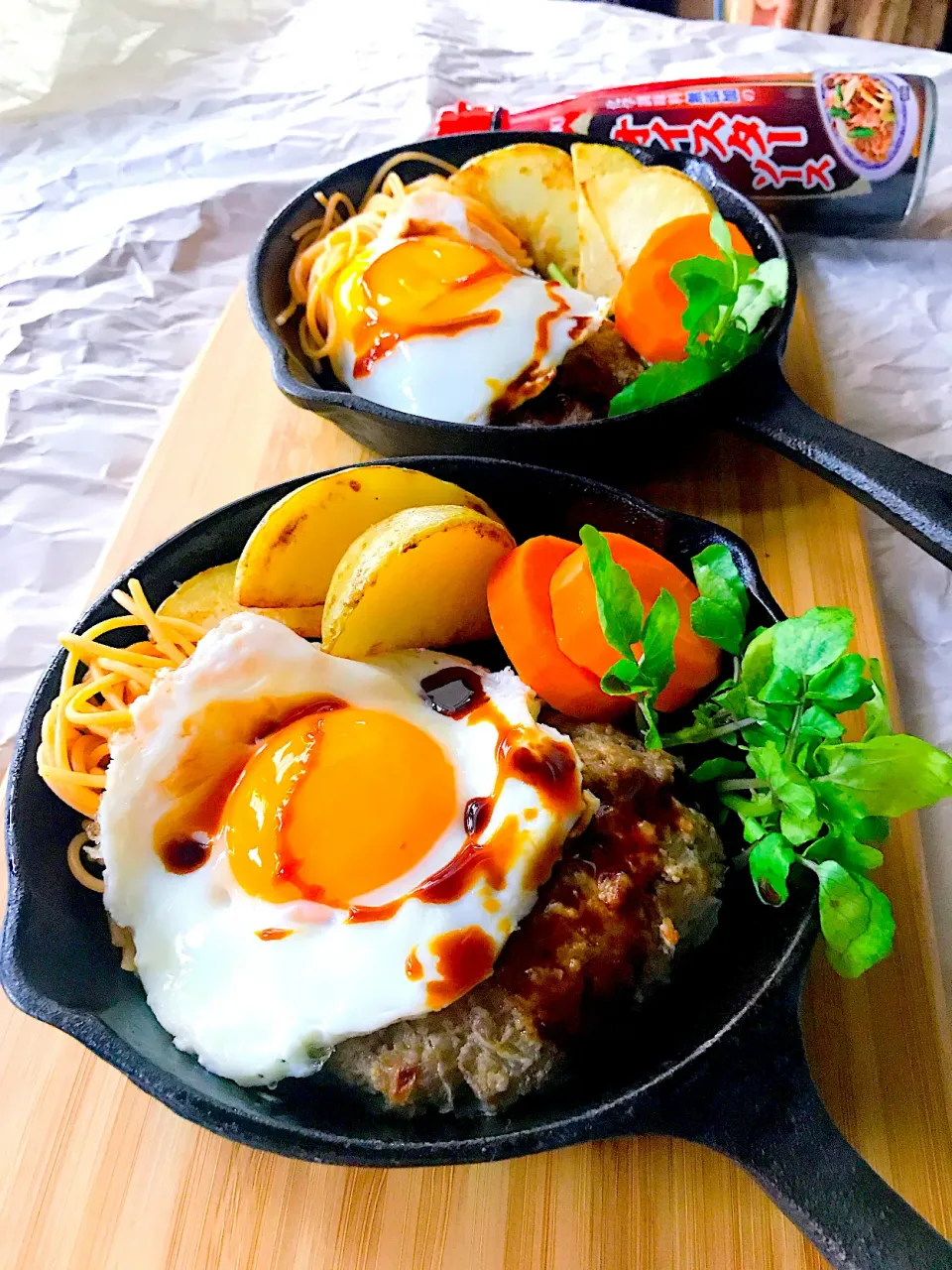 ハンバーグ目玉焼きにオイスターソース生がけ！   とろりんちよの黄身にオイスターソースが美味しい！|とんちんさん