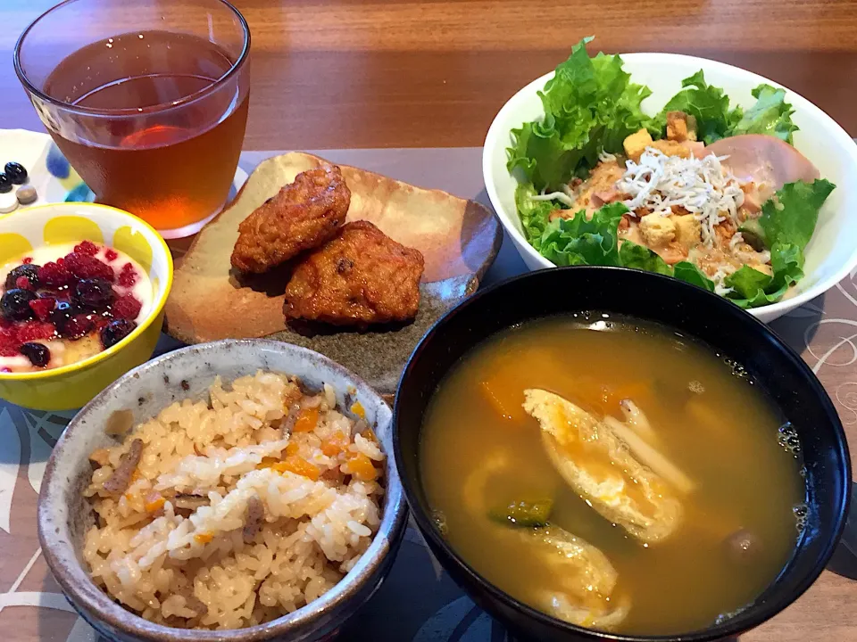 朝ごはん
炊き込みご飯、かぼちゃとしめじと揚げの味噌汁、タコはんぺん付け焼、サラダ、ベリー添えヨーグルト、ルイボスティー|かよちゃんさん