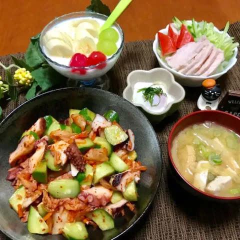 「料亭の味 減塩（だし入り）」を使ってみたSnapdishの料理・レシピ写真:たこキムチ&お味噌汁&温泉たまご&サラダ&バナナ🍌ヨーグルト😋🎶