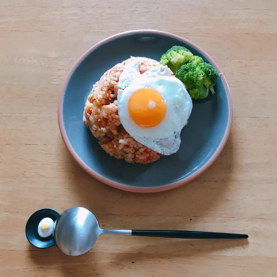 キムチチャーハン目玉焼きのせ🍳|ちゃみこさん