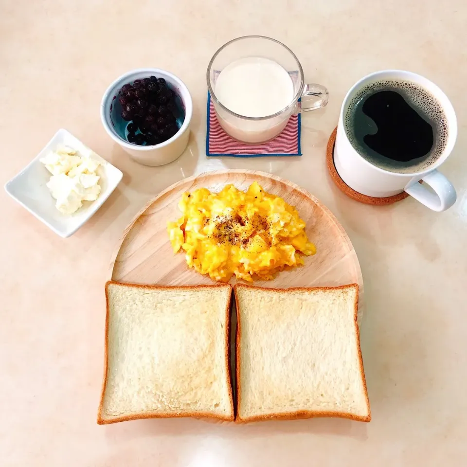 🥯日常の朝ごはん🍞 クリームチーズ＆スクランブルver.|Rina (˶‾᷄ ⁻̫ ‾᷅˵)さん