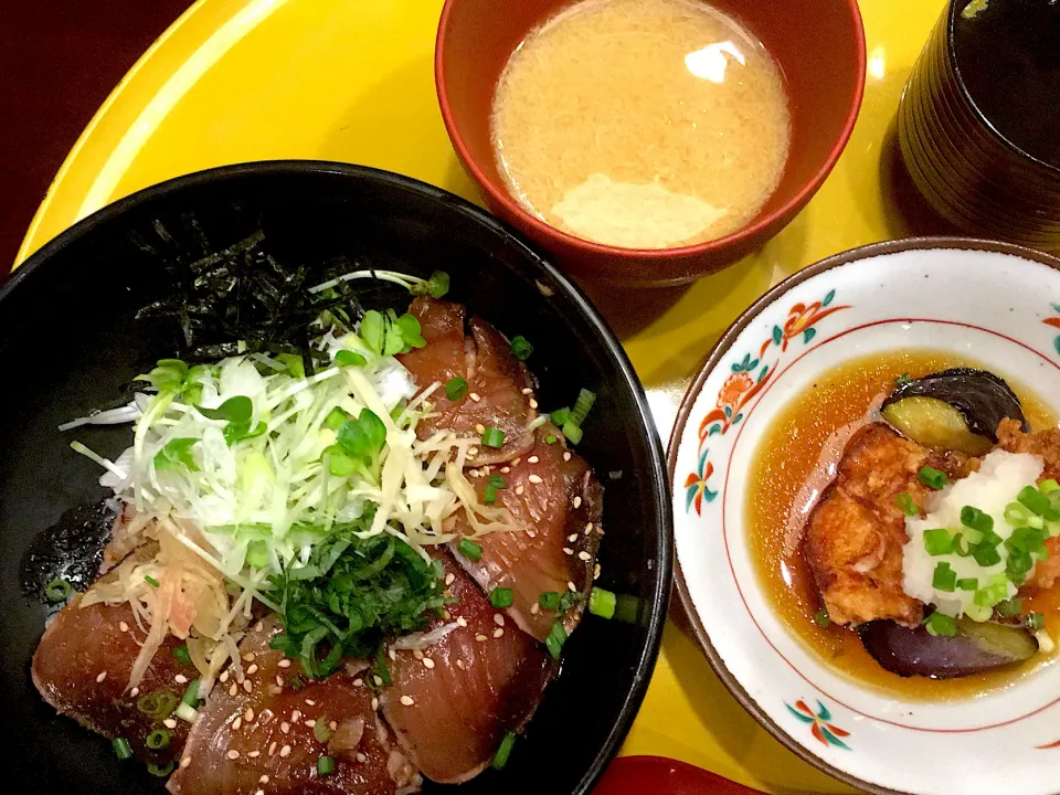 鰹づけとろ丼と塩麹唐揚げ|どんちゃんさん