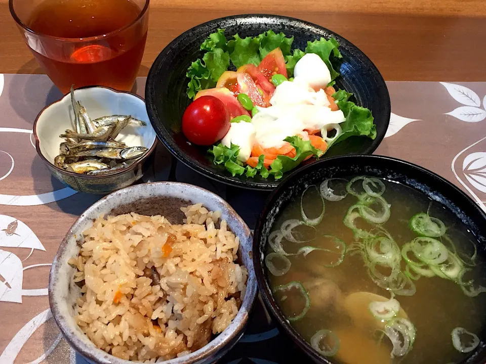 Snapdishの料理写真:晩御飯
炊き込みご飯、サーモンマリネサラダ、あさりの味噌汁、田作り、ルイボスティー|かよちゃんさん