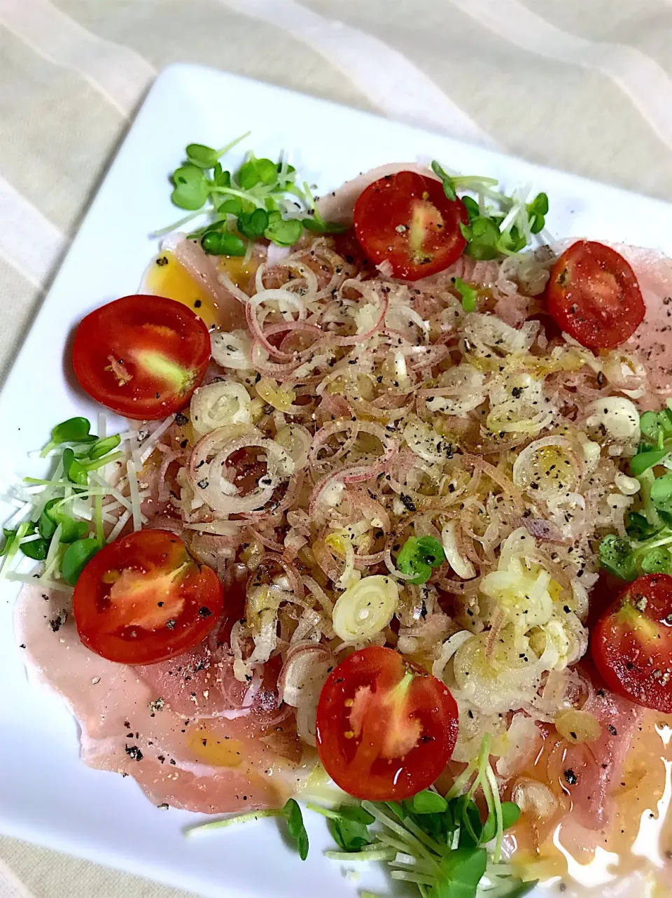 あいちゃんの料理 生ハムとトマトのぎっしりみょうがサラダ🥗うん！美味しい💕|あまねこ🌿さん