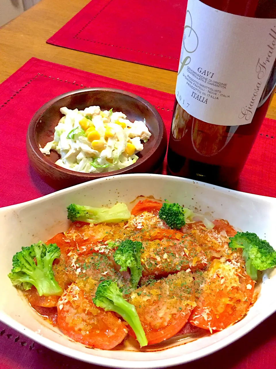 トマトとコンビーフのガーリックパン粉焼き🍅白菜のコールスロー🍀|おかちさん