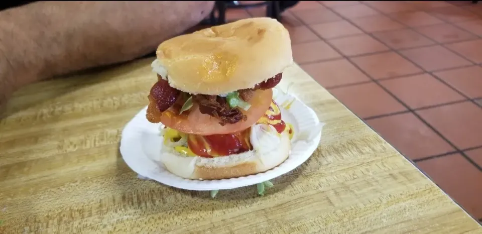 Cheddar Burger dont let the size fool you 1/4 lb of beef. El Hamburger Located in San Juan Puerto Rico.|Frank Ortizさん