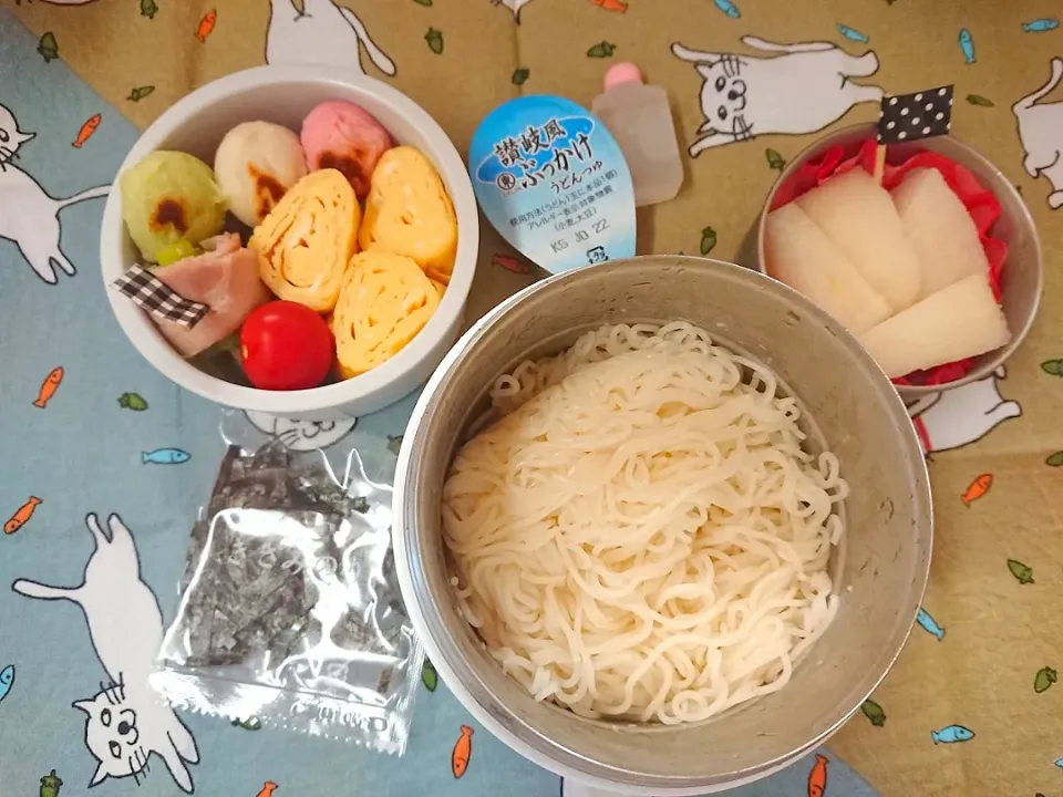 Snapdishの料理写真:🐧❄️ぶっかけそうめん弁当❄️🐧

保冷丼ジャーで ソーメン弁当に初挑戦です🎐
ソーメン入れる直前までキンキンに🥶冷やしておきました！(=ﾟωﾟ=)|クロ母さんさん