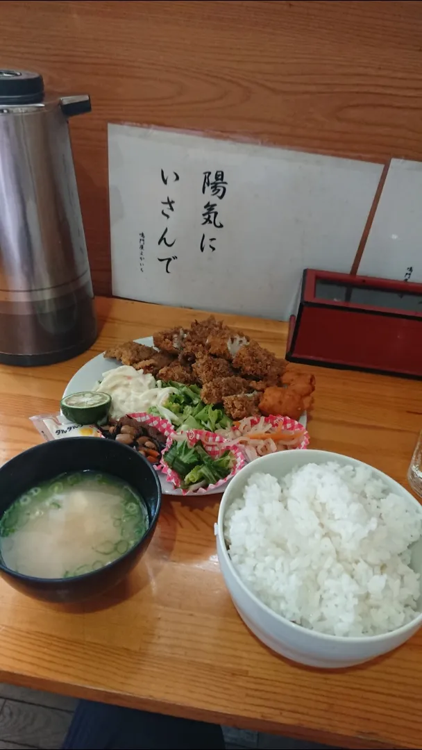 東大阪市「鳴門屋よかいち」の「フライ盛り合わせ定食」|たかしさん