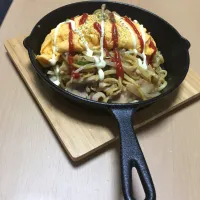 焼きそばの上にオムレツ乗っけてみました|kenjiさん