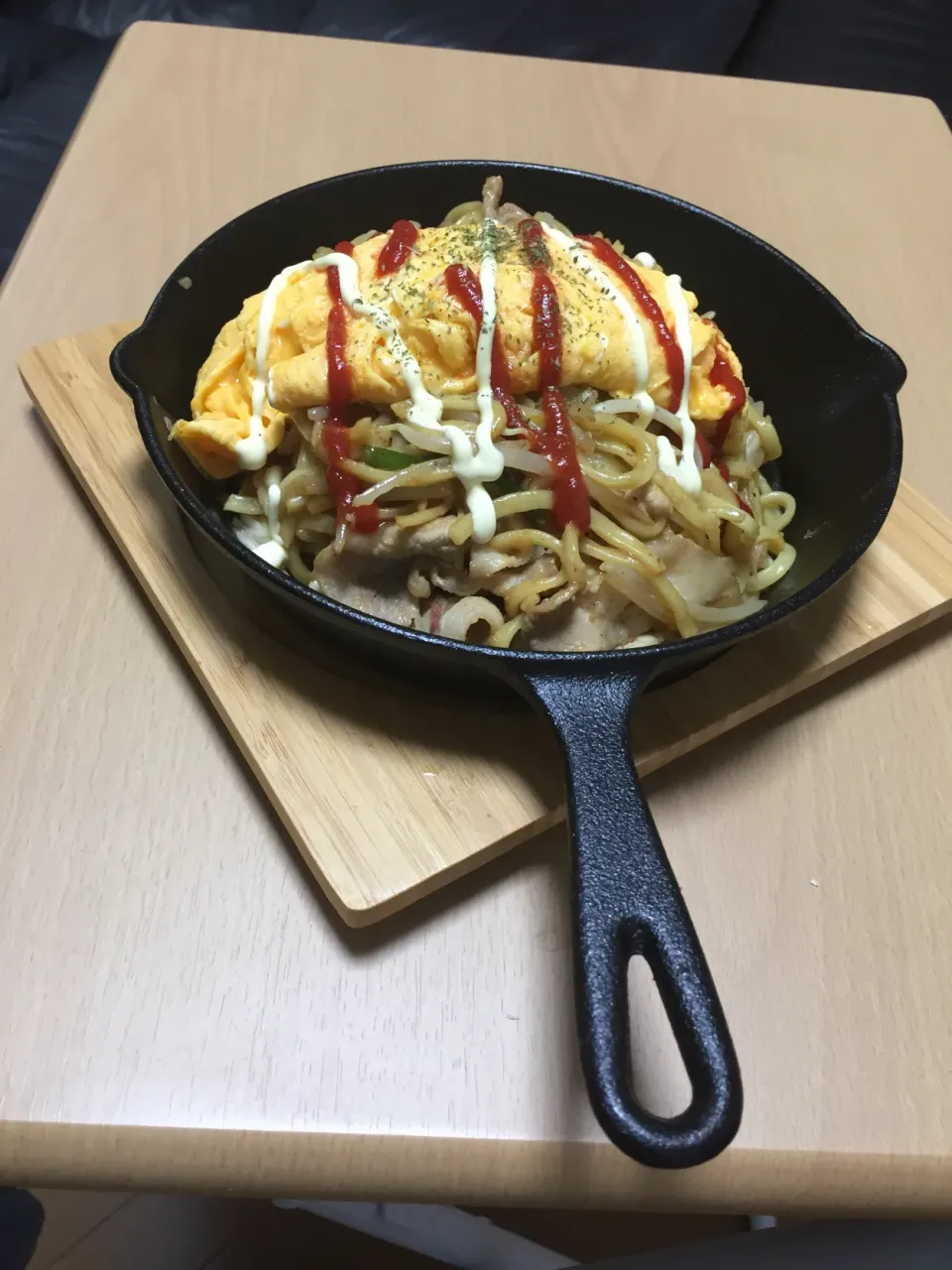 焼きそばの上にオムレツ乗っけてみました|kenjiさん