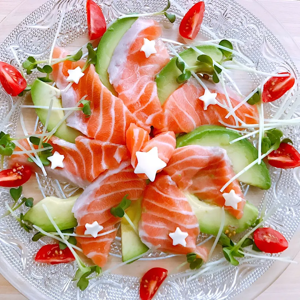 サーモンのサラダ🥗 オリーブオイルと酢、塩コショウ、少しのお醤油で食べるのが好きです🥰|めぐぐさん