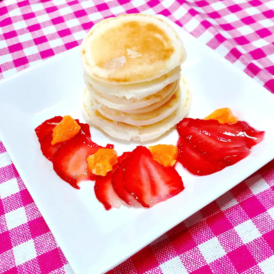 娘の1歳の誕生日に作った米粉の                  パンケーキ😊🥞🍴🍓🍊🍍                                              甜菜糖、ヨーグルト、豆乳も入れました🎵|めぐぐさん