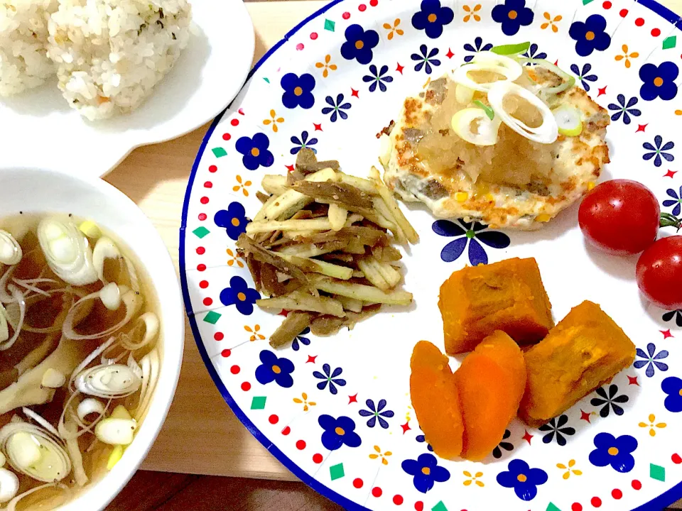 ささみを挽肉にして作った豆腐ハンバーグと煮物、大根の皮と乾燥牛蒡の甘辛炒め😋 スープは牛蒡を戻したお汁を使ってきのこ🍄と一緒に🎵 ささやかなお昼の楽しみ☺️🍀|めぐぐさん