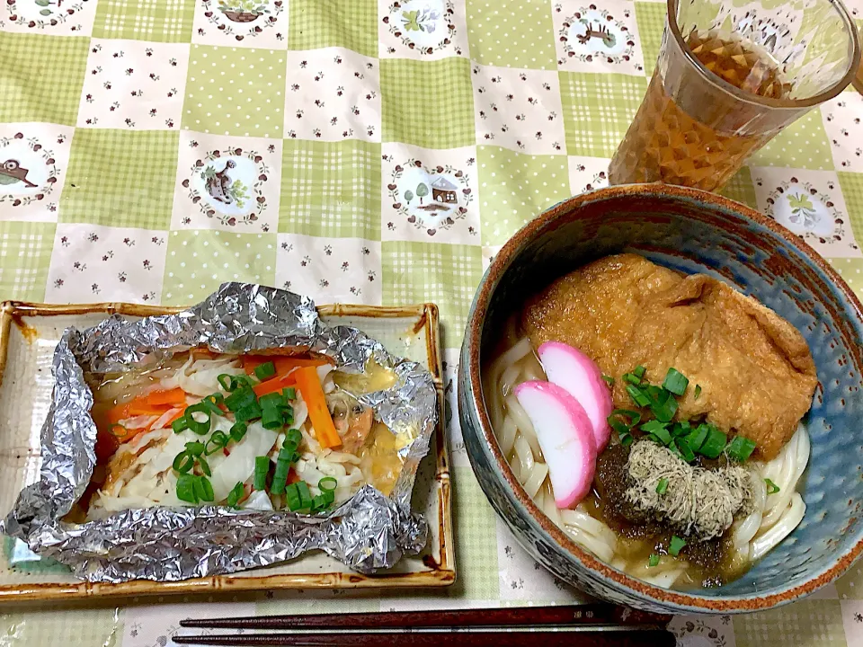 Snapdishの料理写真:きつねうどん、鮭の味噌ホイル焼き|かほさん