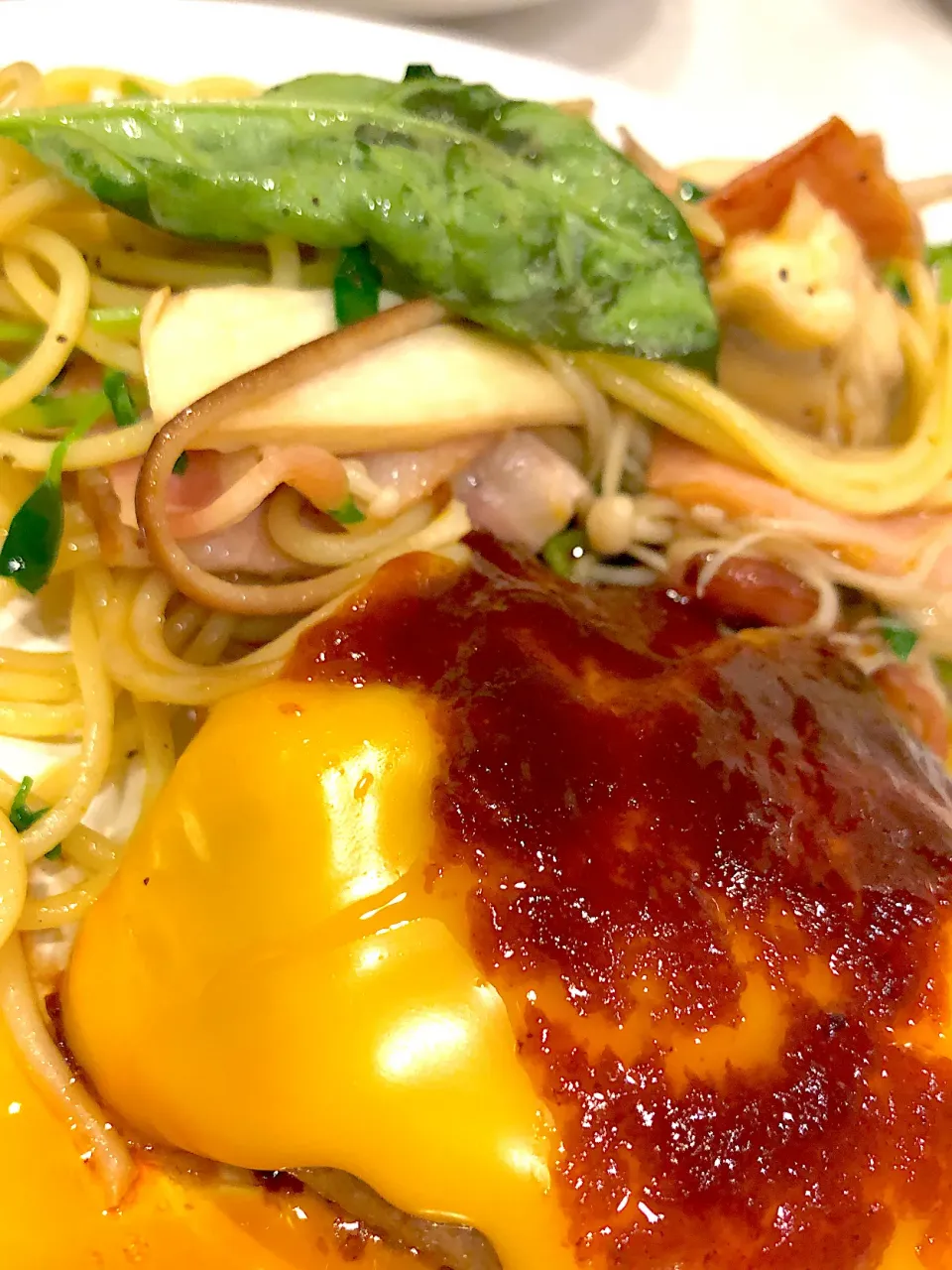 Snapdishの料理写真:Hamburg steak with garlic bacon pasta|Haruki Luke Nakamineさん