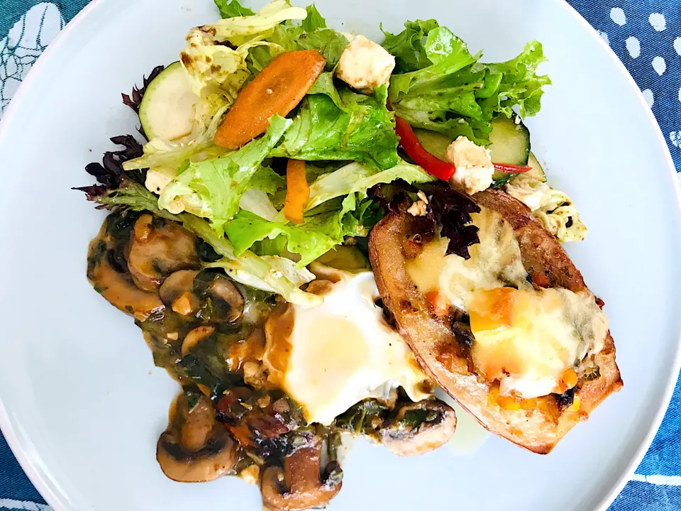 Stuffed veggie potato with cheese, poached egg in mushroom and spinach sauce and salad|Sergio Lacuevaさん