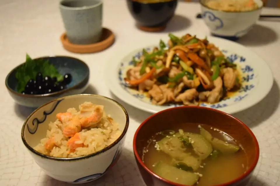 Snapdishの料理写真:鮭と塩昆布の炊き込みご飯|うにんぱすさん