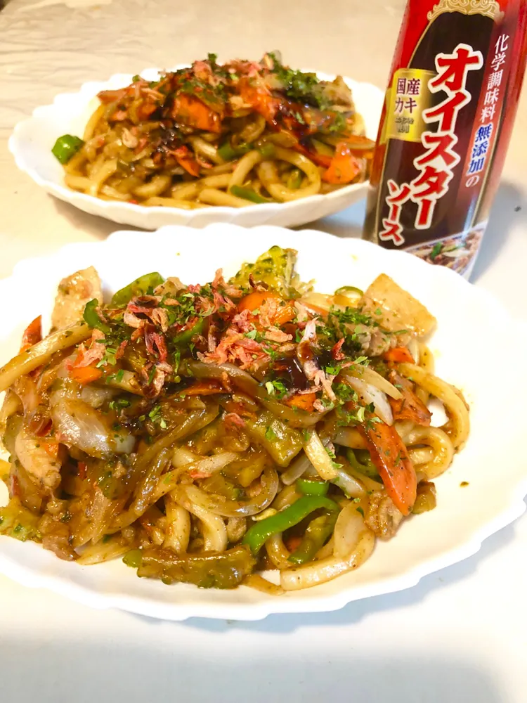 焼きうどんの仕上げに生がけオイスターソース|ぷーはるひゅうさん