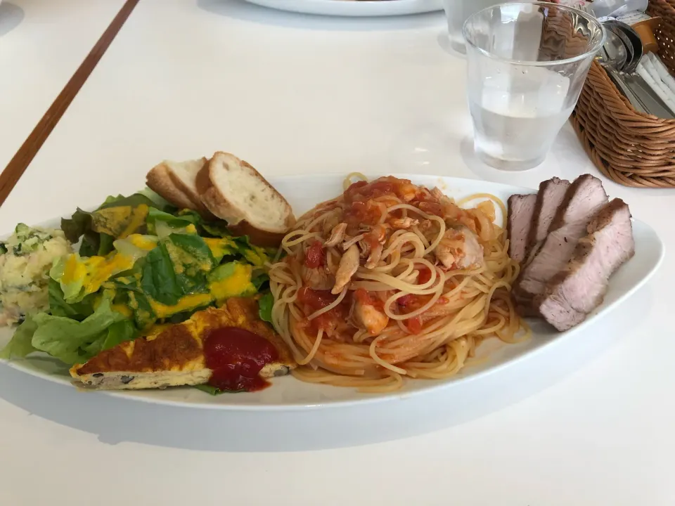 Snapdishの料理写真:ランチプレート 前菜・サラダ・パン・メイン・パスタ 950円|おっちさん