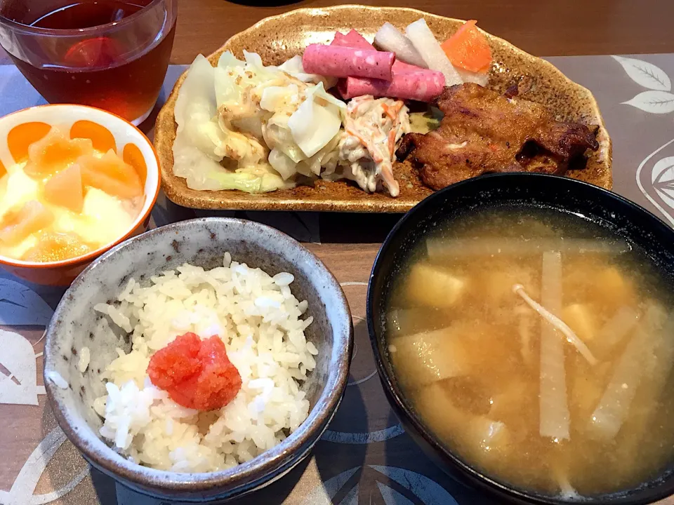 Snapdishの料理写真:朝ごはん
はんぺん付け焼、ごぼうサラダ、ハム、トラウトサーモン、茹でキャベツ、柚子大根、白米、明太子、大根と豆腐と揚げの味噌汁、もも添えヨーグルト、ルイボスティー|かよちゃんさん