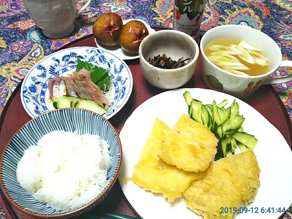 よねばーばの朝ごはん
ぶり返しの暑さの為手抜
スパーの野菜天、
れんこん、さつま芋、衣が厚くて失敗衣を剥がして食べました
葱の味噌汁、ひじきの煮物、
ハマチの刺身、ご飯|yoneばーばさん