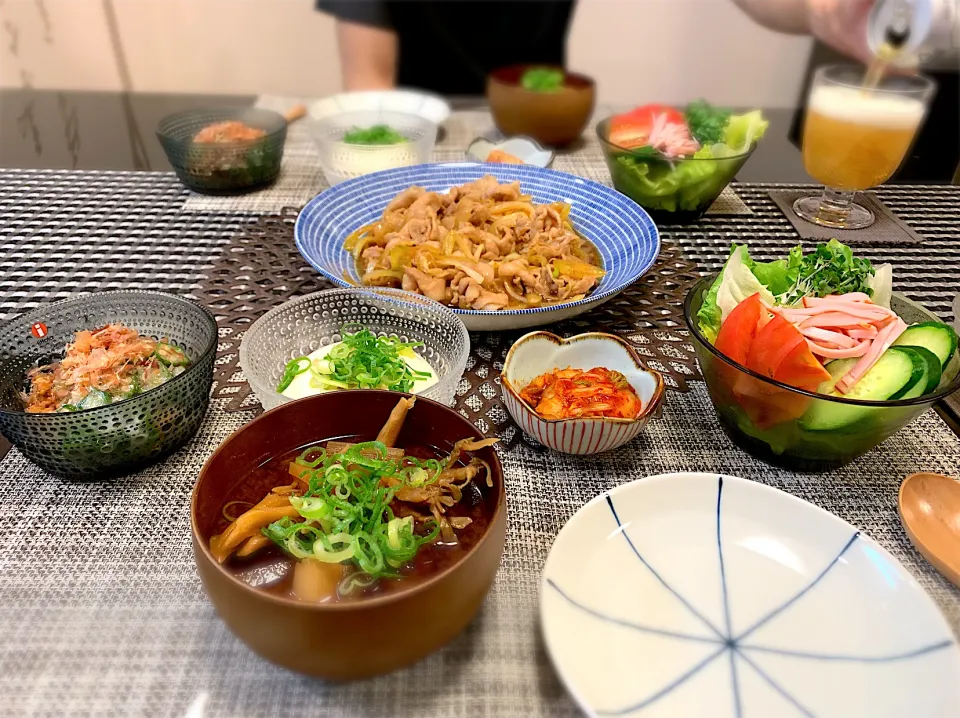 肉野菜炒め、具沢山味噌汁、冷奴、ネバネバ和え、サラダ😊|ゆかさん